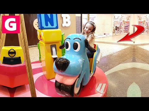 Tipos de Crianças Brincando no Parquinho de Diversões