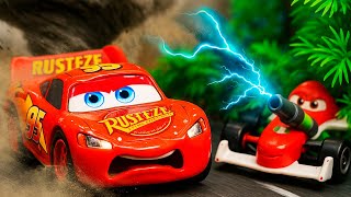🚗💥 Молния Маквин испортил гоночный трек! 🏁 Кто победит в гонке — Маквин или Франческо? 🤔