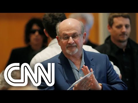 Salman Rushdie sofreu perfuração no fígado e no olho | JORNAL DA CNN