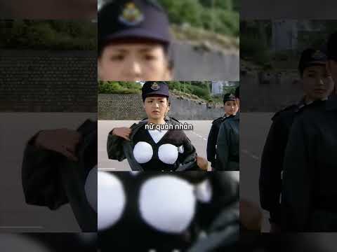 Viên sĩ quan nhận thấy có điều gì đó không ổn với nữ quân nhân mới nhập ngũ này
