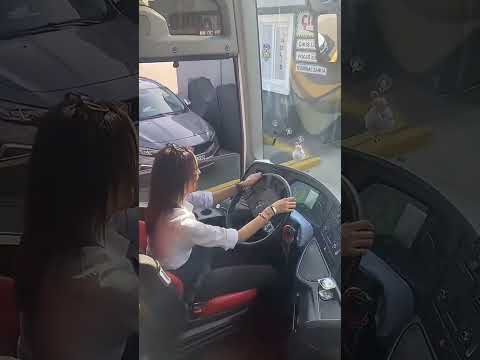 девушка водитель автобуса в Турции