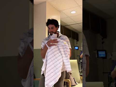 When a dad holds his baby for the first time, his fatherly love began to overflow❤️#newborn #family