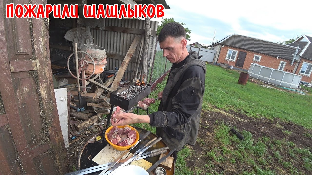 Приехал андрей в гости / пожарили шашлыков / попарились в сауне / съездили на море / отметили 9 мая