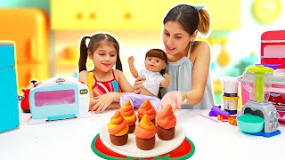 Ayşe, Defne ve Ece parkta oynarken onlara mini cupcakeler yapıyor! Yemek yapma oyunları.