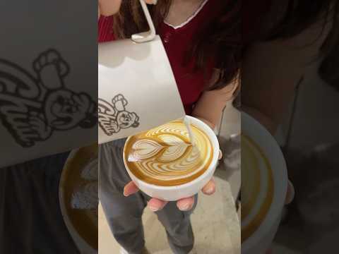 有人在後面配音：「哎唷，哎唷」😂 #拉花教學 #咖啡拉花 #coffee #拉花 #latteart #lattearttutorial