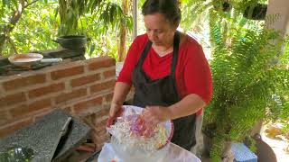 Haciendo enrredos de yuca 
