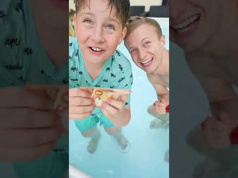 100€ wer länger taucht mit Echtso 😱💦 Pool Challenge | Ash #shorts
