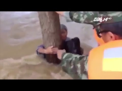 (VTC14)_Cột vợ vào thân cây để bản thân bị lũ cuốn trôi