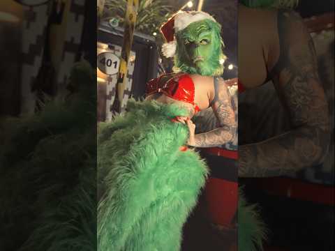 Show burlesque - The Grinch Booking : souplessbooking@gmail.com Caméraman: @Ba.bayaga
