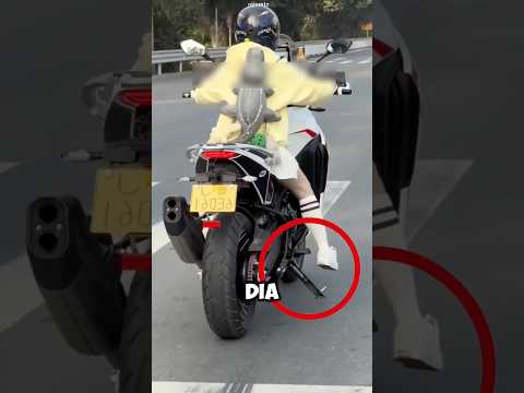 cara unik gadis ini mengendarai motor saat lampu merah 😲