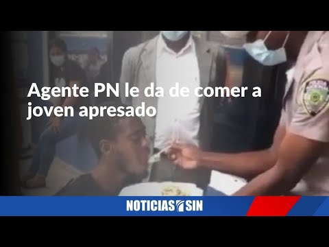 Agente PN le da de comer a joven apresado