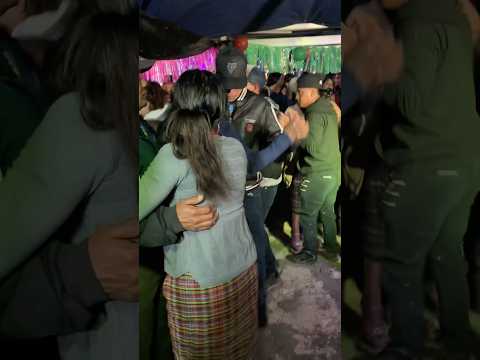 🕺❄️ “Bailando abrigados, pero con el corazón caliente” #rabinalgt