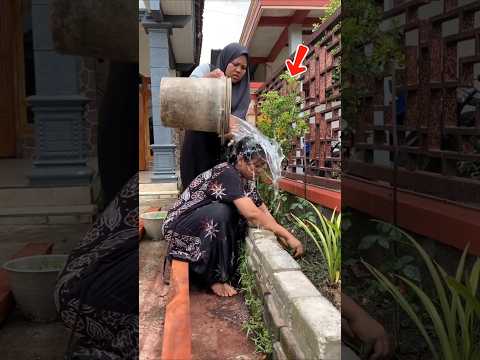 mamaknya jengkel gara-gara dia jahil banget