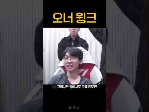 동생의 윙크에 놀라는 사람 4명