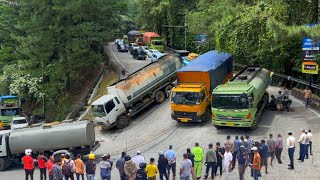 Tidak Ada Pilihan Lain‼️ Resiko Truk Terbalik, Sopir Bertaruh Nyawa Lewati Tikungan Sempit Dan Curam