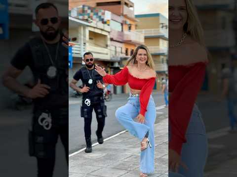 O policial fez o passinho #dance #musica