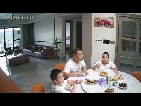 Boy prioritizes food during emergency in Hunan, China