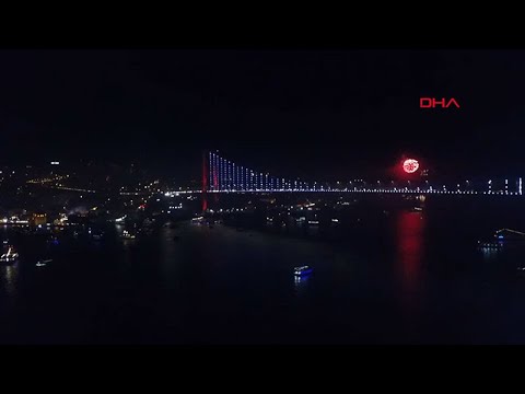 İstanbul Boğazı'nda havai fişekli yeni yıl kutlaması