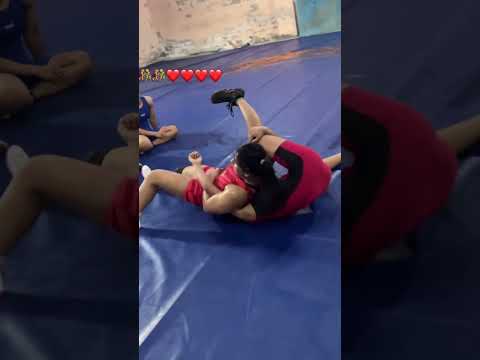 Una maestra experta en Llaves hace que su mejor alumno le haga una llave entre sus piernas!