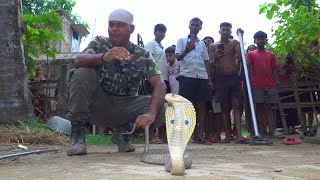खतरनाक कोबरा को घर वालों ने जितना भगाने की कोशिश की,वह इधर-उधर छिपता रहा-फिर देखो कैसे किया रेस्क्यू