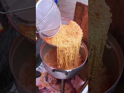 ไอเดียดีมาก! พลิกนิดสร้างมูลค่าเมนูมาม่าได้😋 ยากิโซบะหน้าต่างๆ 40฿ ตลาดนัด มศว  วันศุกร์เวลา 16.00น.