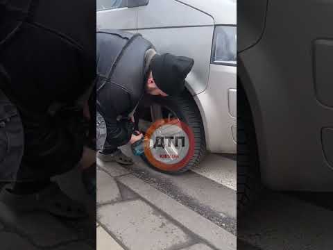 Потужний красивий хлопець в Києві трошки покарав порушника парковки за допомогою шуруповерта.