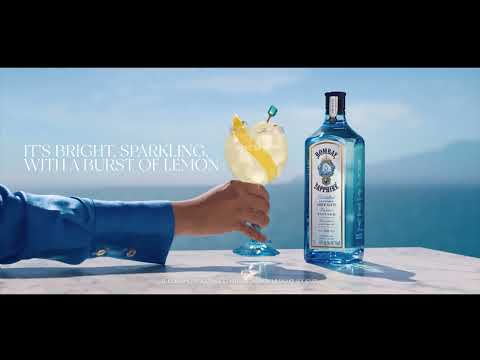 Sumérgete en el azul. Cada trago es una chispa brillante, burbujeante y con un toque de limón.​