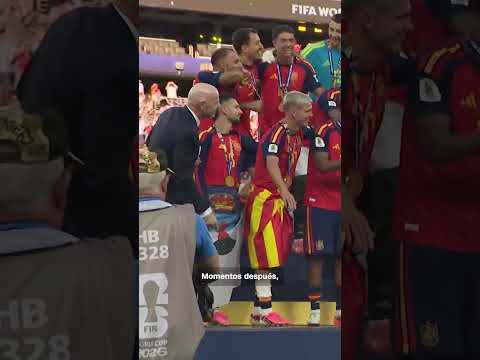 Trump se queda en el escenario tras entregar la Copa del Mundo a la selección de España