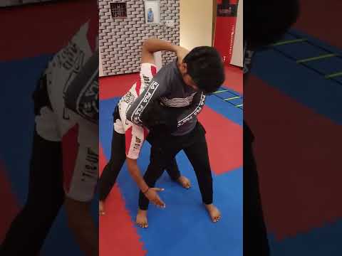 self defence on road side 🥋🥋 #anujtkd #selfdefense