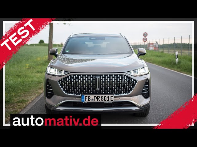 Nach wie vor will China den deutschen Autokäufer locken: Mit Preis, Qualität, Luxus-Anleihen und Hybrid-Motorleistung. Der GWM (Great Wall Motor) Wey 05 (früher Coffee 01) soll all dies optimal vereinen. Tut er auf den ersten Blick auch, denn 476 Allrad- und Hybrid-PS Systemleistung, eine rein elektrische Reichweite von über 130 Kilometern, ein recht hohes Qualitätsniveau, ein Head-Up-Display und einige digitale Flächen im Interieur sowie knapp 60.000 Euro Grundpreis versprechen schon mal einiges.
Doch kann er all diese Daten auch gut umsetzen? Wir schauen uns das China-SUV genauer an!

Kapitelübersicht:
00:00 - Intro, Übersicht & Preise
03:31 - Antriebsstrang & Motor
08:30 - Exterieur
09:32 - Kofferraum, Anhängerkupplung & Unterboden
10:34 - Fondbereich, Rücksitzbank
15:50 - Türen und Cockpit, Multimediasystem
21:20 - Fazit zum Wey 05

Weitere Informationen, wie Ausstattung, Preise, weitere Bilder und Details finden Sie wie gewohnt bei uns im Online-Magazin in der Rubrik "Test" auf AUTOmativ.de/test
Alle weiteren Auto-News gibt es auf AUTOmativ.de/news
__
AUTOmativ.de wurde 2009 in Frankfurt (a. M.) als Online-Magazin für Automobile und Wohn-/Expeditionsmobile gegründet. Heute sitzt die Redaktion in Leonberg und Braunschweig und veröffentlicht hauptsächlich Fahrzeugtests und -reviews von Neufahrzeugen. Da momentan aber die Displays immer größer werden, der Charakter der Autos aber verschwindet, widmet sich vor allem Benjamin Brodbeck zunehmend auch klassischen Fahrzeugen.
__
AUTOmativ.de ist unabhängig und frei. Die vorgestellten Fahrzeuge sind meistens Pressetestwagen, die direkt durch den Hersteller gestellt werden. Reisekosten werden in der Regel durch den Hersteller übernommen - Kraftstoffkosten zahlt die Redaktion in der Regel selbst.
Wir finanzieren uns über Werbeeinnahmen auf unserer Hauptseite sowie hier über die Werbemöglichkeiten von Youtube.
Weitere Informationen zu uns, wie wir uns finanzieren und Hintergründe sowie Transparenz zu unserer Arbeitsweise finden Sie auf AUTOmativ.de/impressum