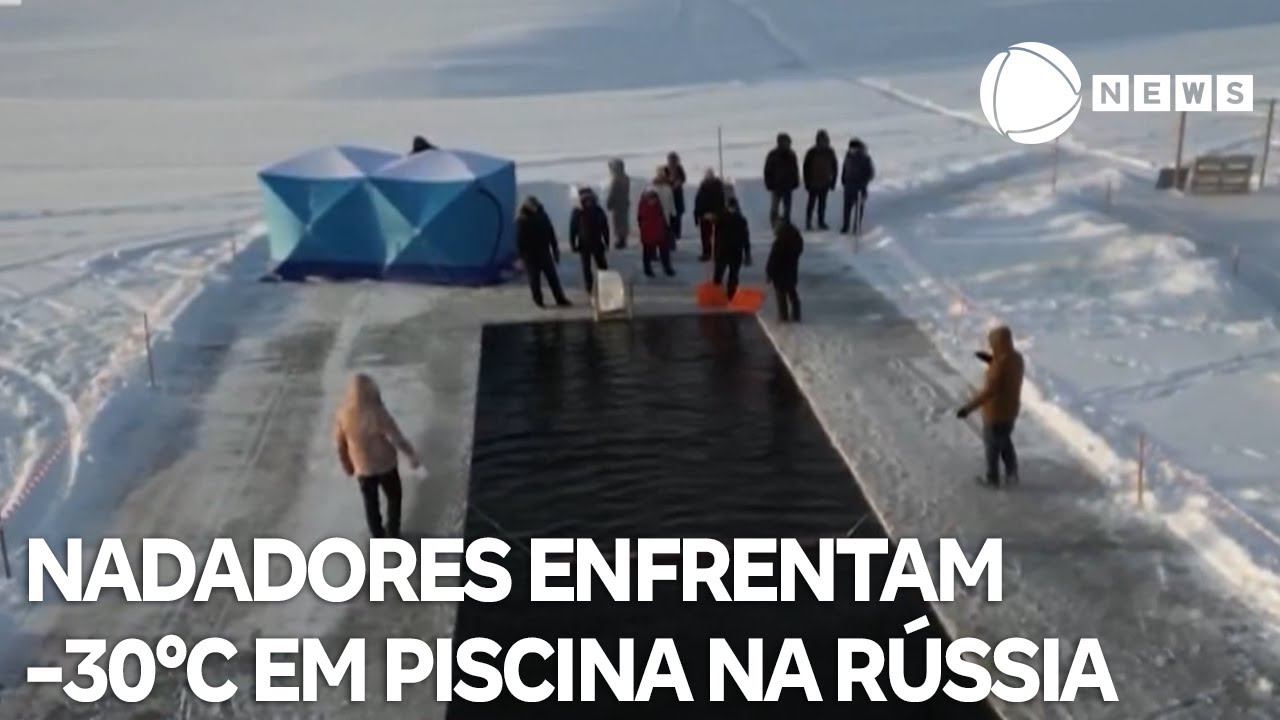 Nadadores enfrentam -30°C em piscina no gelo na Rússia