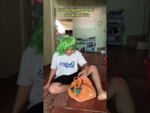 Lúc nhỏ giành đồ chơi với chị 2 kiểu #tinvlog #funny #haihuoc #shorts