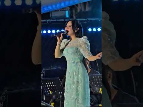 Chiều nay ra khơi, thoáng thấy mắt em nhuốm buồn - Quỳnh Trang