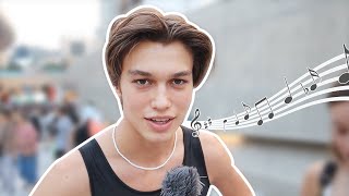 서울패션위크에서 무슨 노래 듣고 있어요?