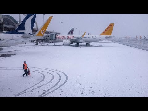 شاهد: هطول كثيف للثلوج يعطّل حركة الملاحة في مطار إسطنبول
