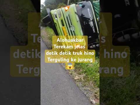 Terekam jelas detik detik truk hino terguling #shorts