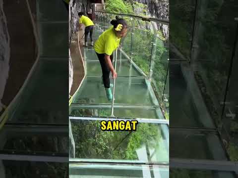 Pembersih Jembatan Kaca!