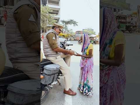मैं खुश नसीब हूँ जो बैठे बिठाए सेवा का अवसर मिल जाता है।। #roadsafety #humanbeing #mataji #shorts