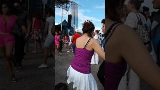 Todo el mundo bailando.