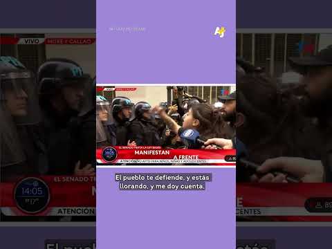 Manifestante conmueve a policía en Argentina #shorts