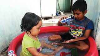 Refrescandose en la alberca