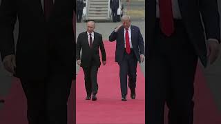 El inesperado apretón de manos entre Trump y Putin en Alaska
