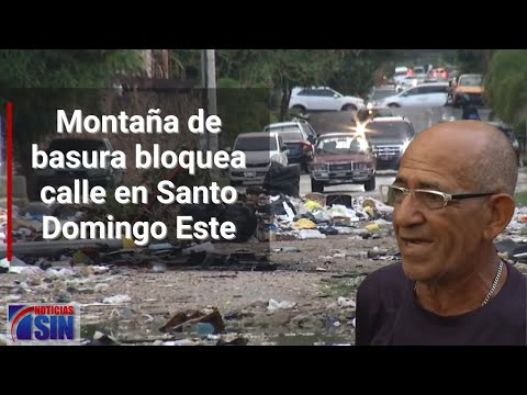 Montaña de basura bloquea calle en Santo Domingo Este