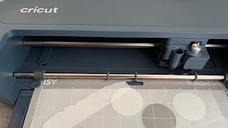 Mit dem #Cricut Maker 5 Mylar Folie schneiden. Es geht super
