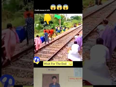 Greatest save😱🥵 chalti train ke samay a gaya ek aurat 😭