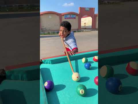 اضحك مع الاحول لما يلعب بيليردو😂😂