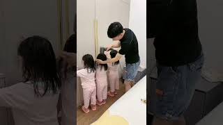 爸爸说：再生三个也难不倒他 #三胞胎 #家有萌娃 #vlog #爸爸带娃 #lovelybaby #lovely #cute #funny #搞笑 #sister #family #girls
