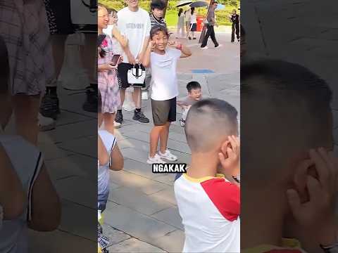 Anak Ini Sangat Penasaran?