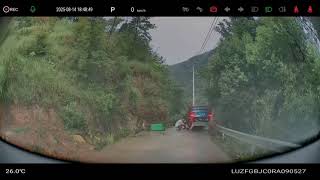 Car overturns by cliff in Hunan, China