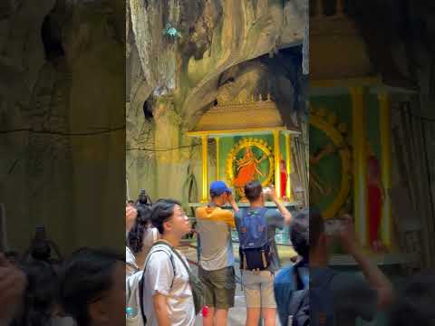 Lleno de monos en las Cuevas Batu